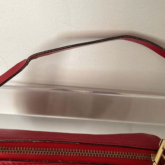 Authentic Louis Vuitton Papillon 30 with baby papillon clutch in genuine red epi - Picture 5 of 15